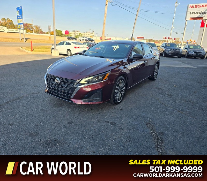 Nissan Altima Vehicle Full-screen Gallery Image 3