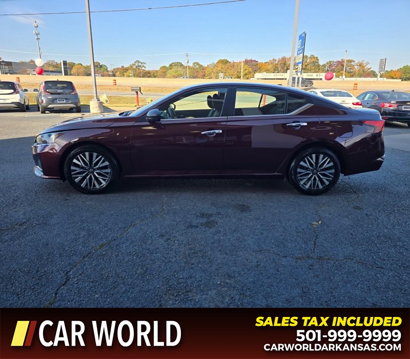 Nissan Altima Vehicle Full-screen Gallery Image 4