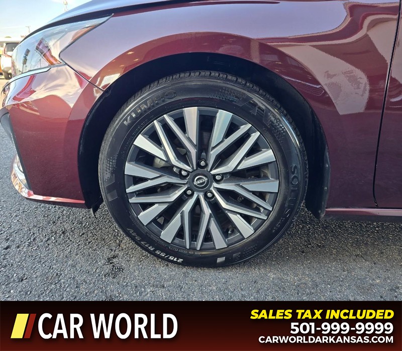 Nissan Altima Vehicle Full-screen Gallery Image 6