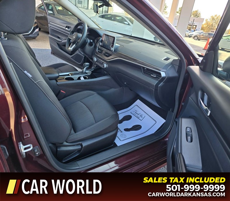 Nissan Altima Vehicle Full-screen Gallery Image 11