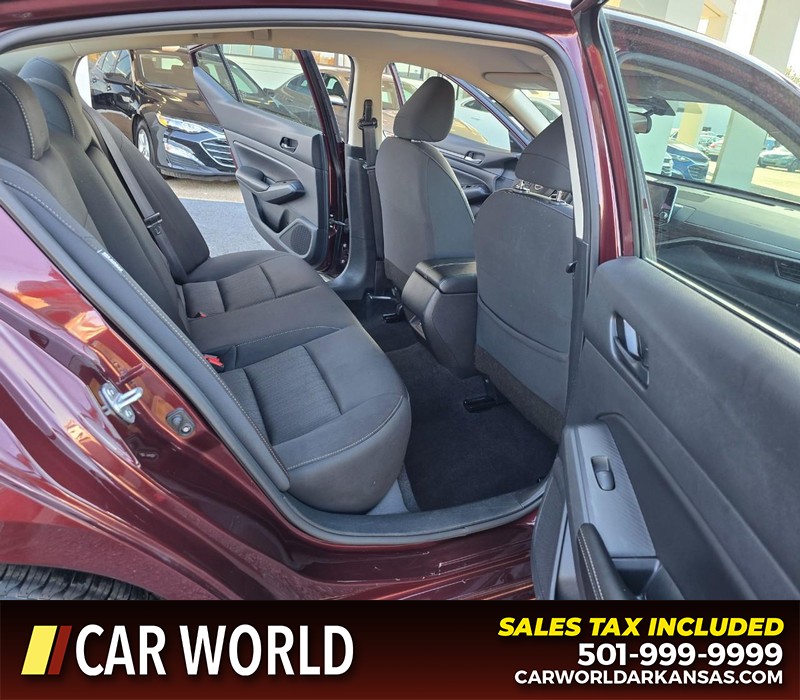 Nissan Altima Vehicle Full-screen Gallery Image 12