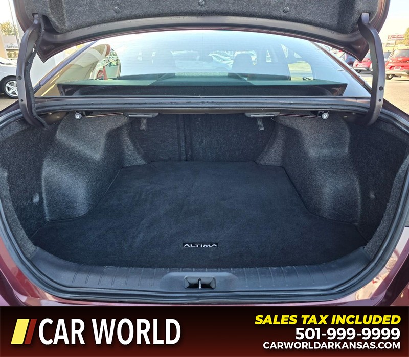 Nissan Altima Vehicle Full-screen Gallery Image 13