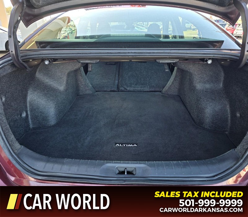 Nissan Altima Vehicle Full-screen Gallery Image 14