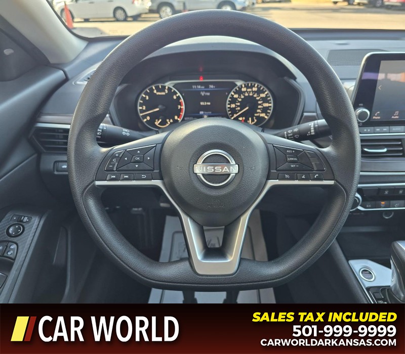 Nissan Altima Vehicle Full-screen Gallery Image 15