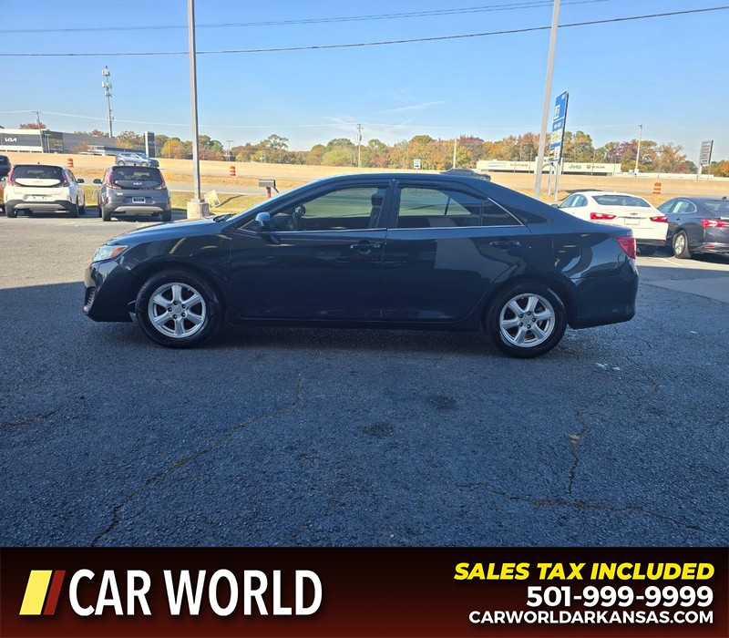 Toyota Camry Vehicle Full-screen Gallery Image 4