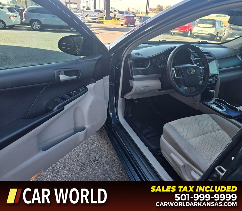 Toyota Camry Vehicle Full-screen Gallery Image 7