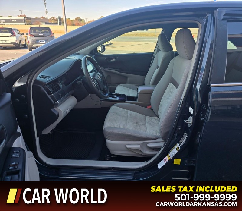 Toyota Camry Vehicle Full-screen Gallery Image 8