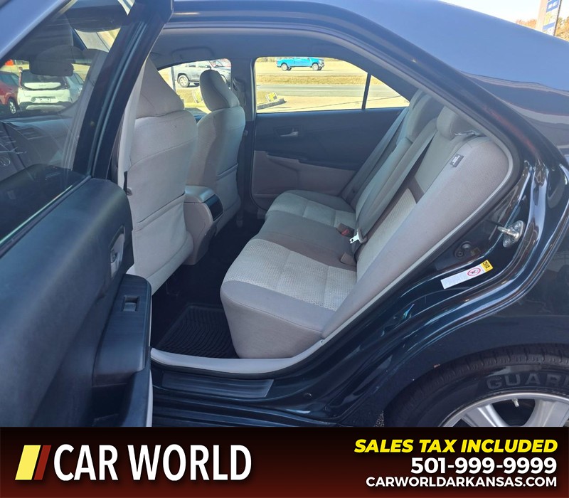 Toyota Camry Vehicle Full-screen Gallery Image 10