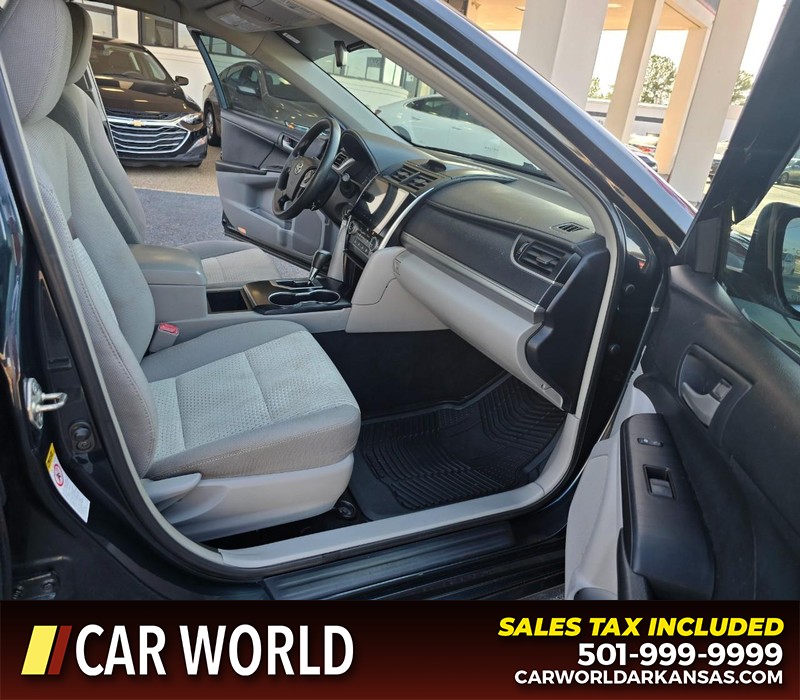 Toyota Camry Vehicle Full-screen Gallery Image 11