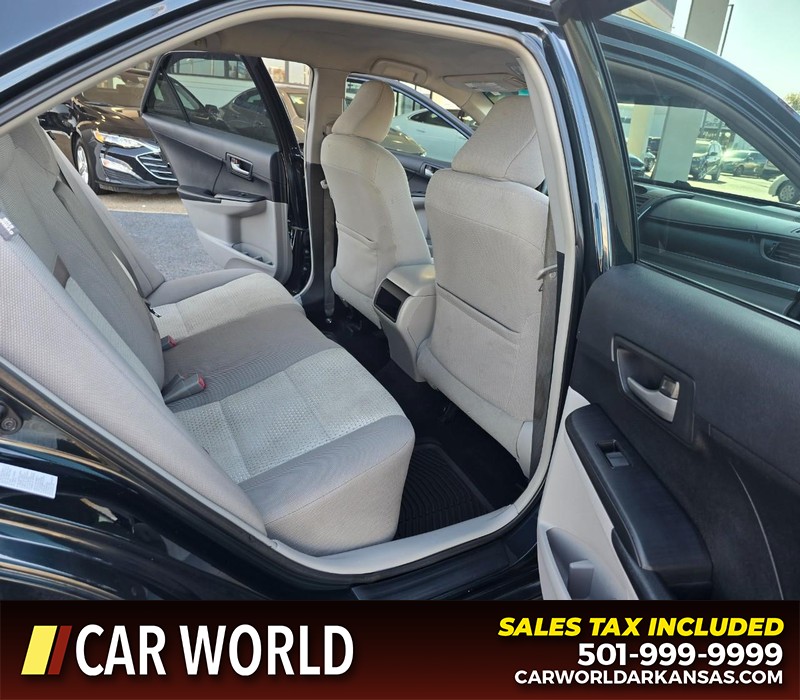 Toyota Camry Vehicle Full-screen Gallery Image 12