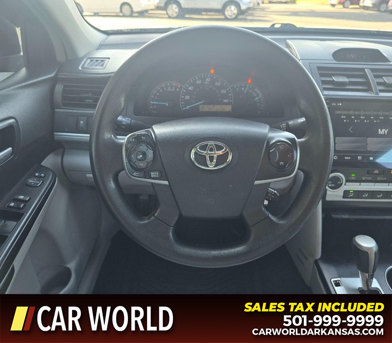 Toyota Camry Vehicle Full-screen Gallery Image 15