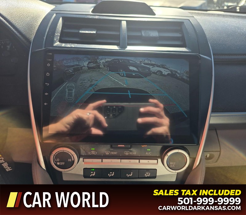 Toyota Camry Vehicle Full-screen Gallery Image 19