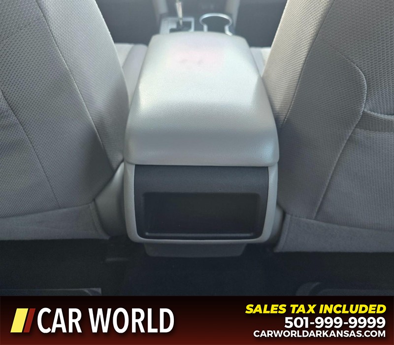 Toyota Camry Vehicle Full-screen Gallery Image 20