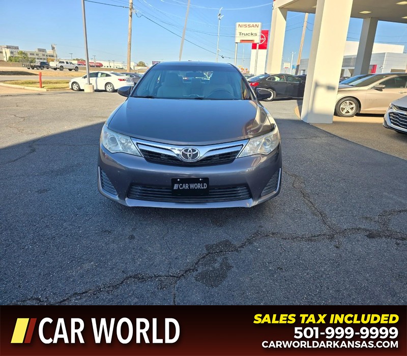 Toyota Camry Vehicle Full-screen Gallery Image 2