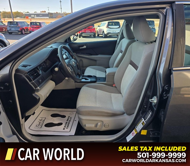 Toyota Camry Vehicle Full-screen Gallery Image 8