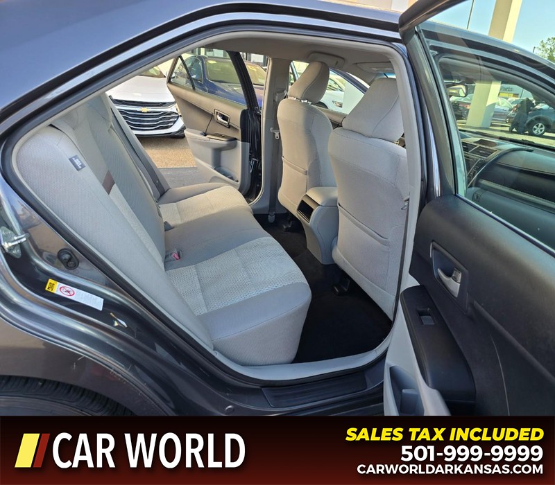Toyota Camry Vehicle Full-screen Gallery Image 12