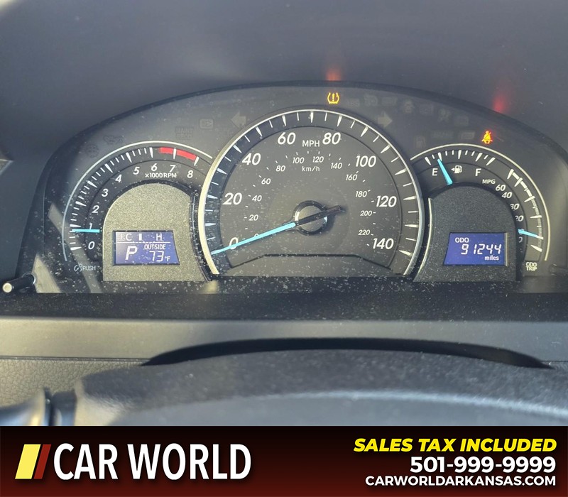 Toyota Camry Vehicle Full-screen Gallery Image 17