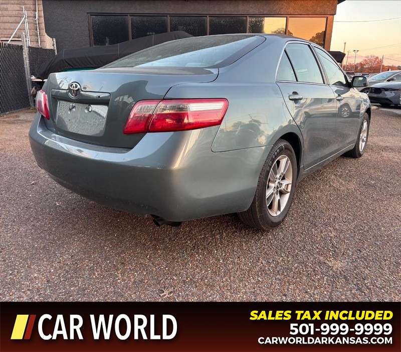 Toyota Camry Vehicle Full-screen Gallery Image 3