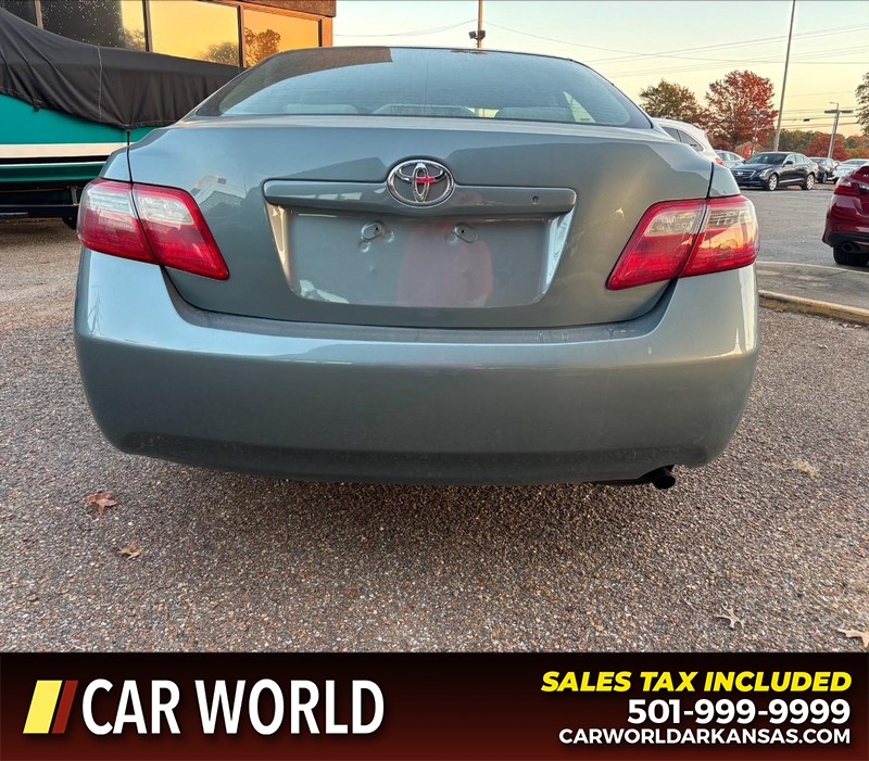 Toyota Camry Vehicle Full-screen Gallery Image 4