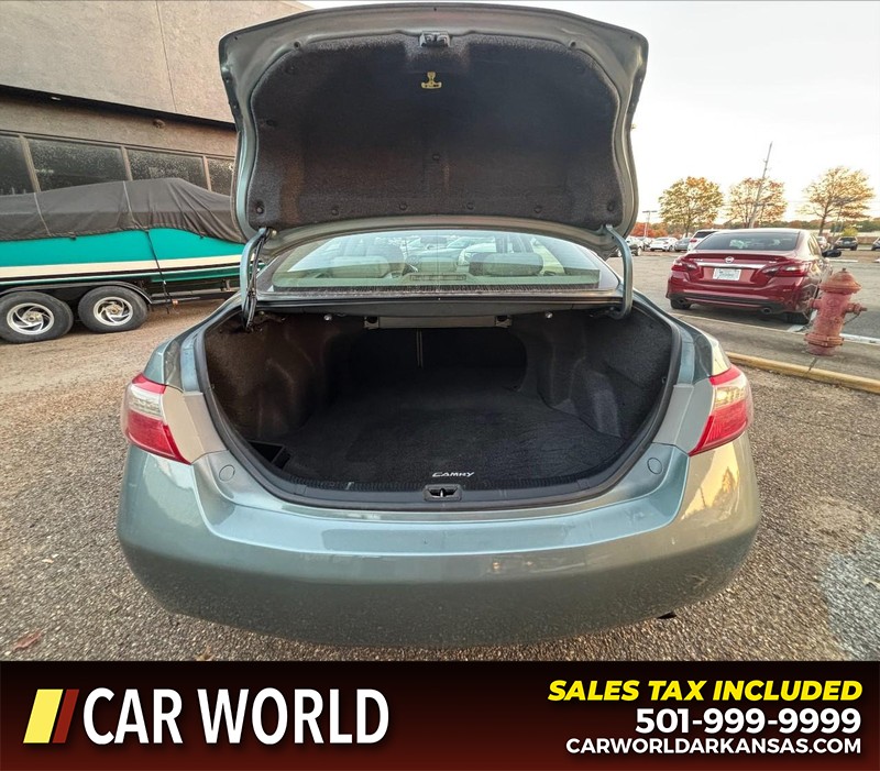 Toyota Camry Vehicle Full-screen Gallery Image 5