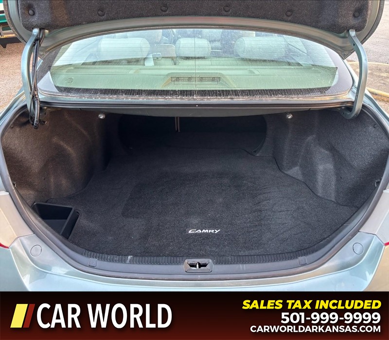 Toyota Camry Vehicle Full-screen Gallery Image 6