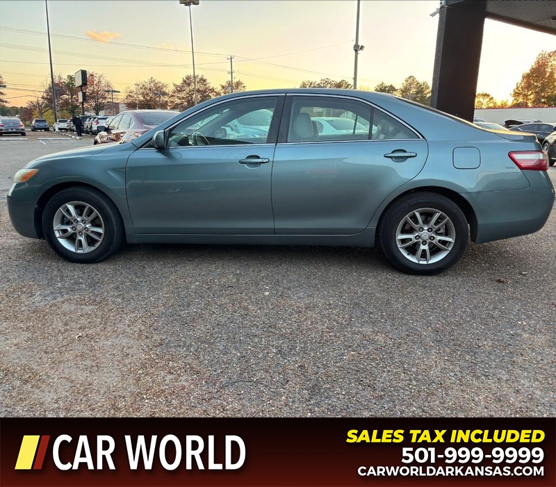 Toyota Camry Vehicle Full-screen Gallery Image 8