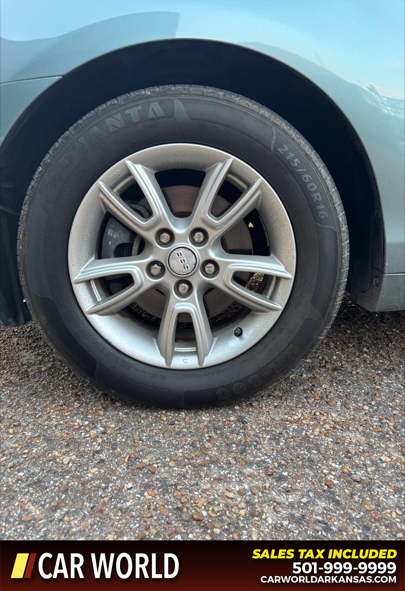 Toyota Camry Vehicle Full-screen Gallery Image 11