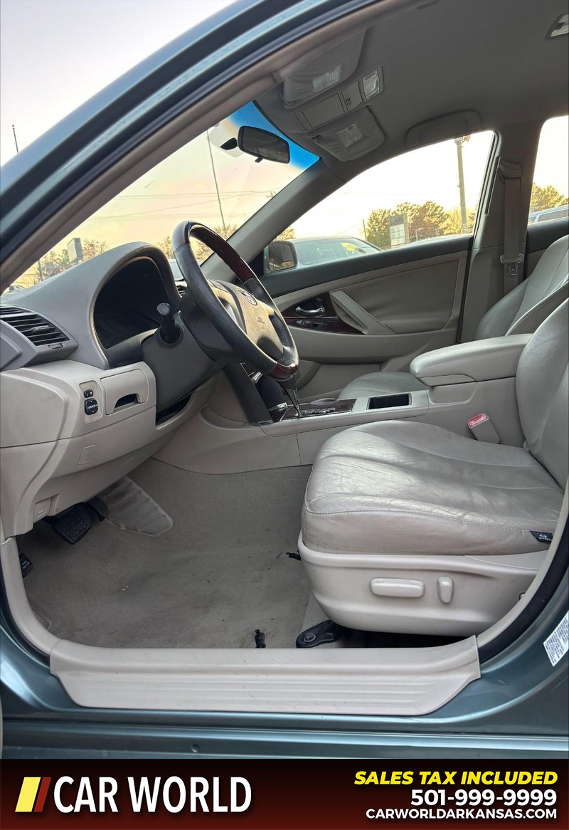 Toyota Camry Vehicle Full-screen Gallery Image 12