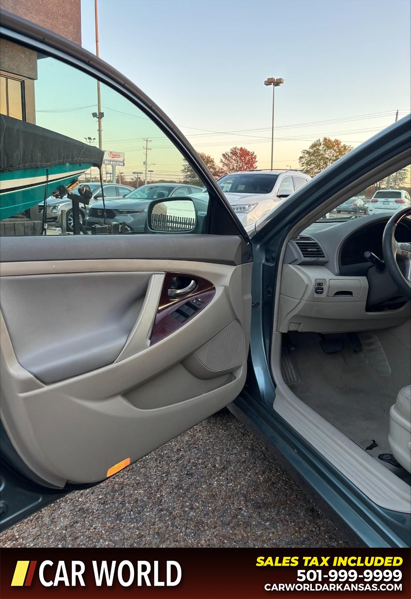 Toyota Camry Vehicle Full-screen Gallery Image 13