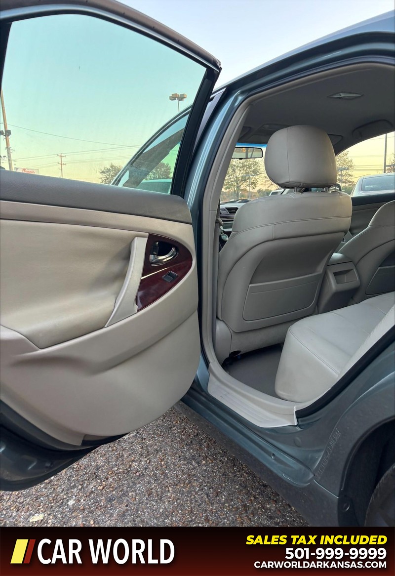 Toyota Camry Vehicle Full-screen Gallery Image 14