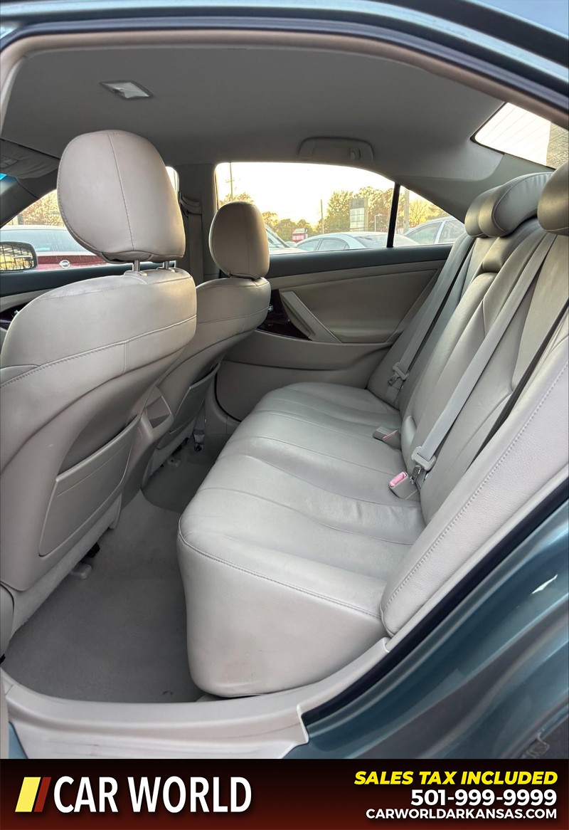 Toyota Camry Vehicle Full-screen Gallery Image 15