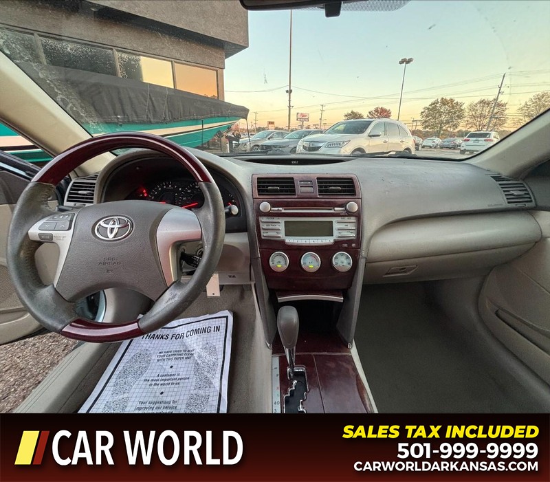 Toyota Camry Vehicle Full-screen Gallery Image 16