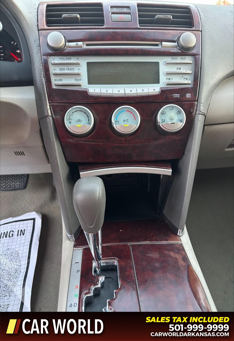 Toyota Camry Vehicle Full-screen Gallery Image 17