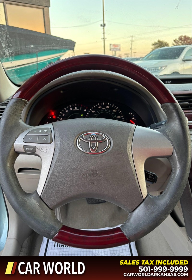 Toyota Camry Vehicle Full-screen Gallery Image 18