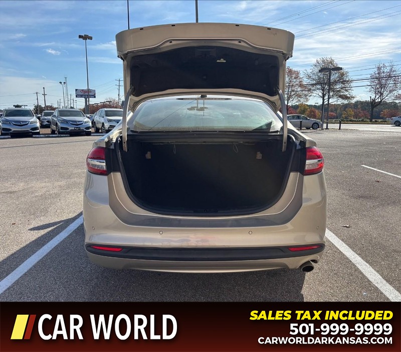 Ford Fusion Vehicle Full-screen Gallery Image 5