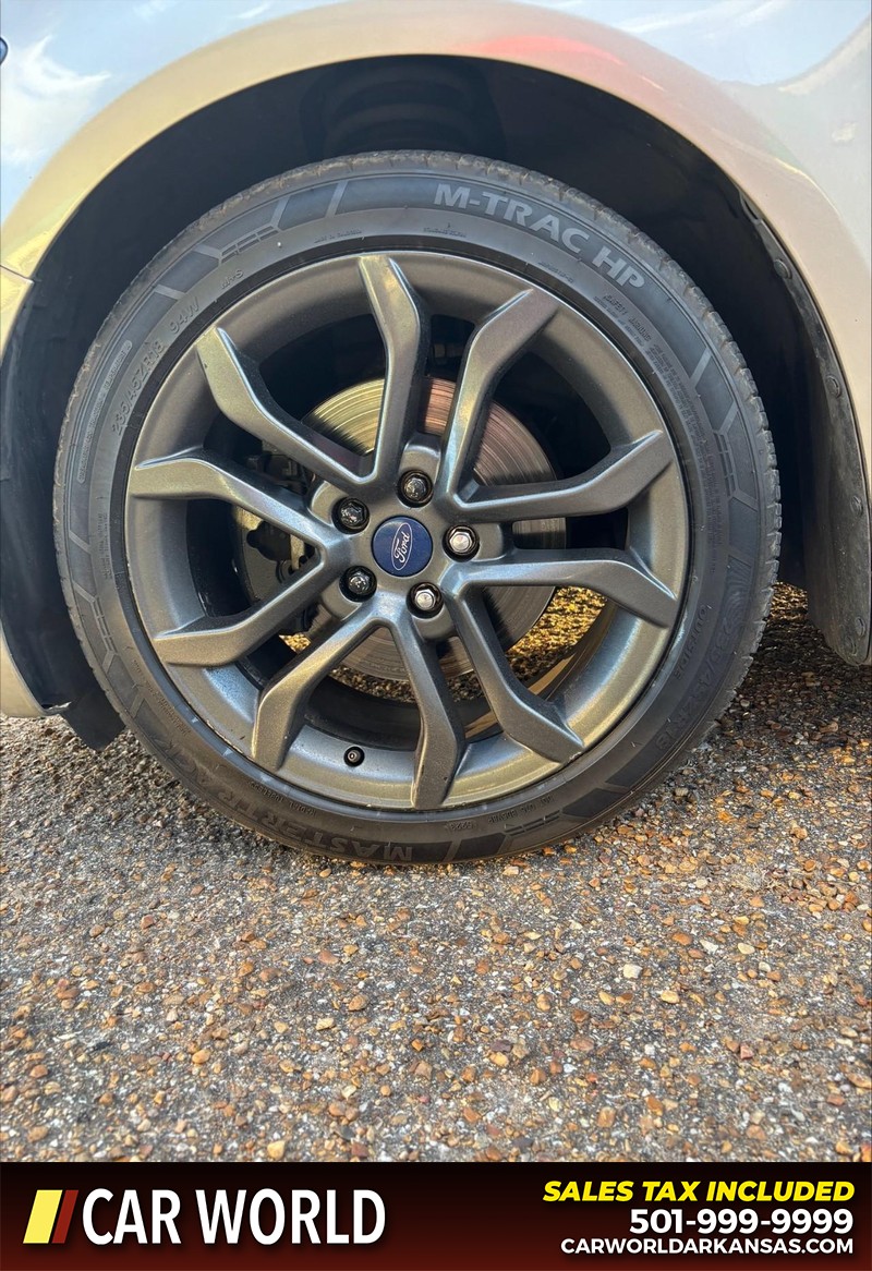 Ford Fusion Vehicle Full-screen Gallery Image 11