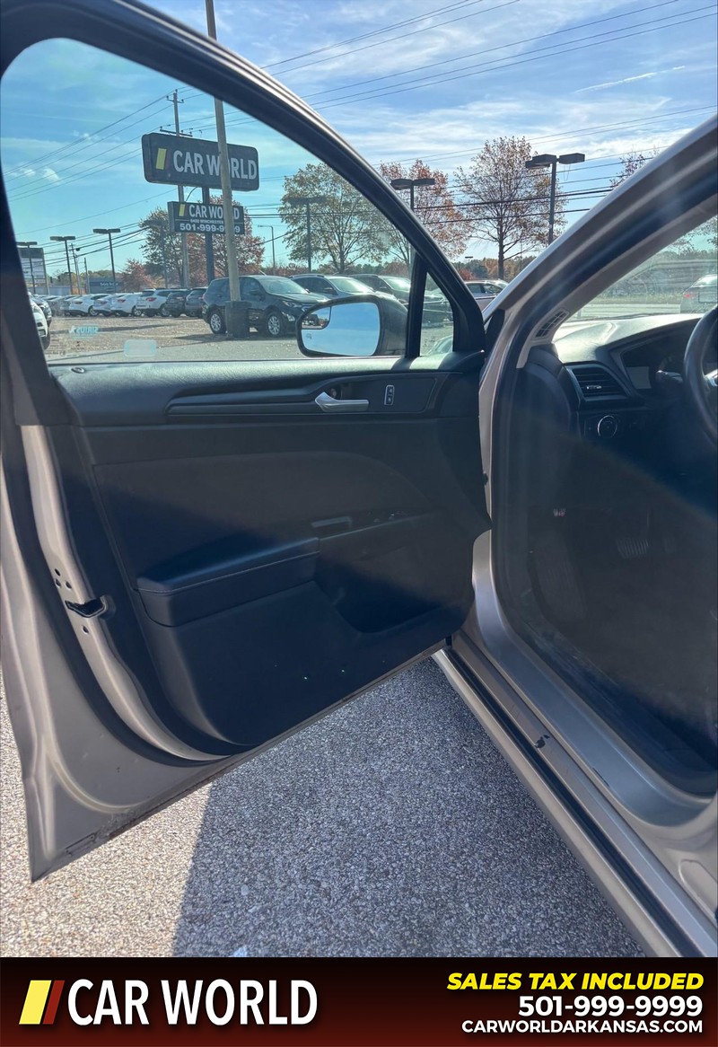 Ford Fusion Vehicle Full-screen Gallery Image 12