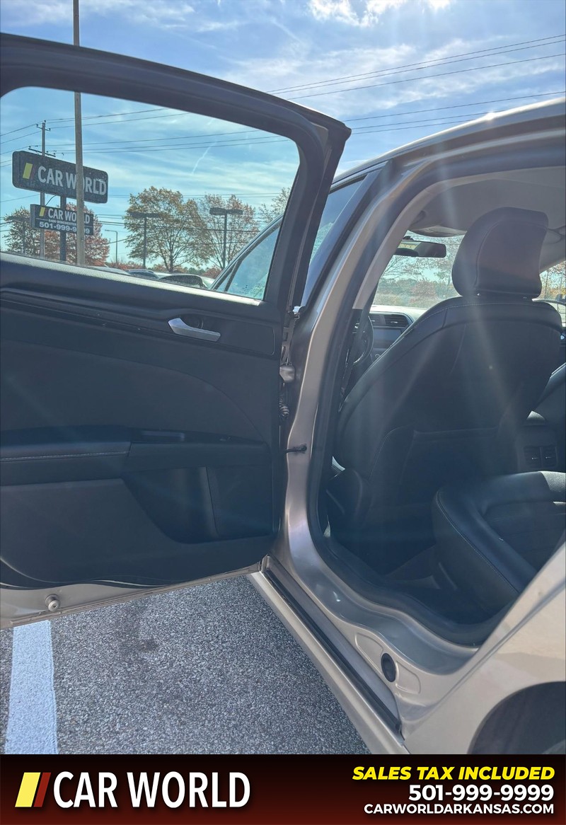 Ford Fusion Vehicle Full-screen Gallery Image 14