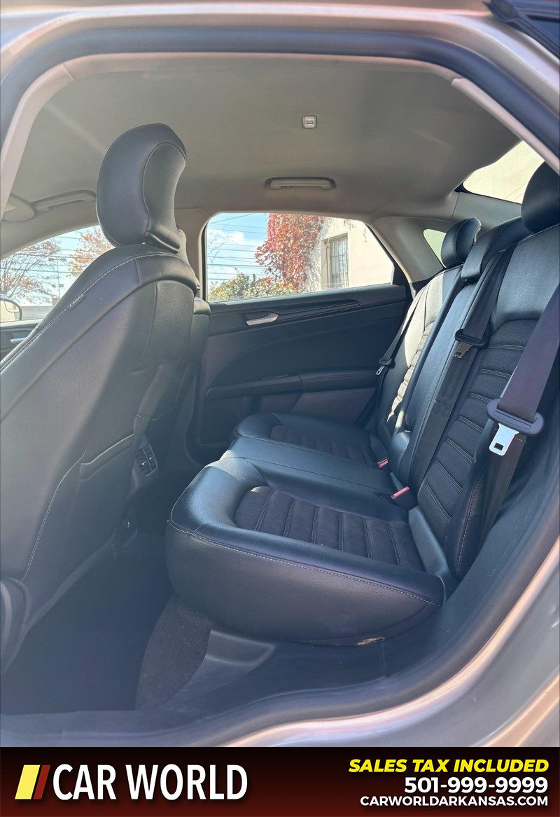 Ford Fusion Vehicle Full-screen Gallery Image 15