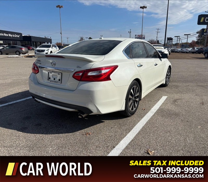 Nissan Altima Vehicle Full-screen Gallery Image 3