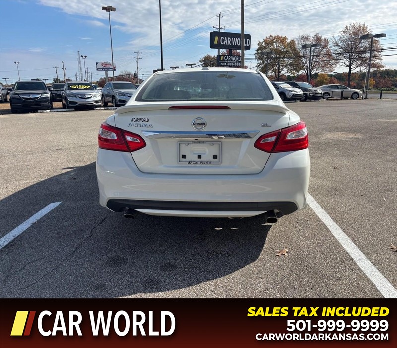 Nissan Altima Vehicle Full-screen Gallery Image 4