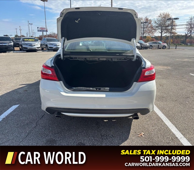 Nissan Altima Vehicle Full-screen Gallery Image 5