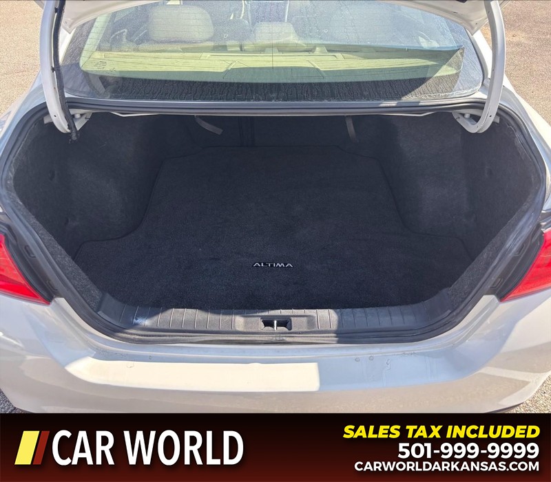 Nissan Altima Vehicle Full-screen Gallery Image 6