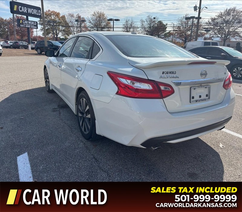 Nissan Altima Vehicle Full-screen Gallery Image 7