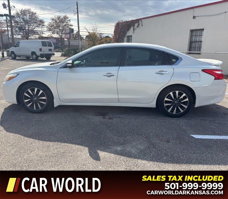 Nissan Altima Vehicle Full-screen Gallery Image 8