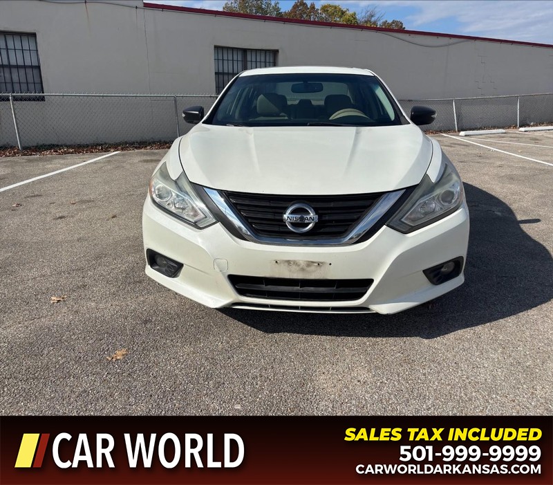 Nissan Altima Vehicle Full-screen Gallery Image 10