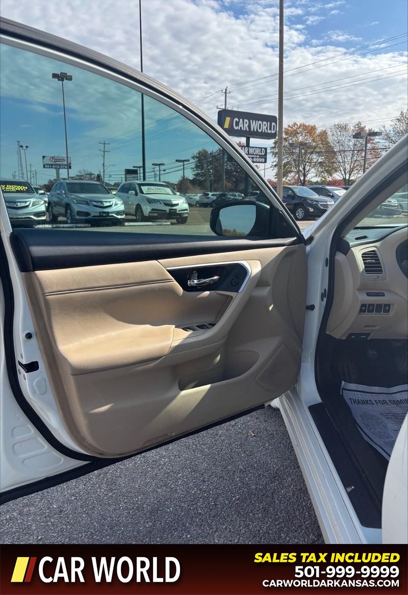 Nissan Altima Vehicle Full-screen Gallery Image 12