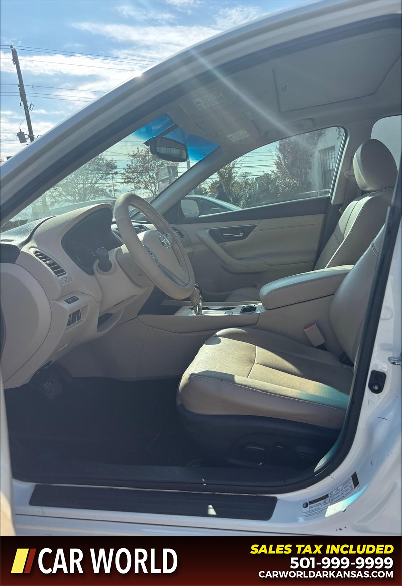 Nissan Altima Vehicle Full-screen Gallery Image 13