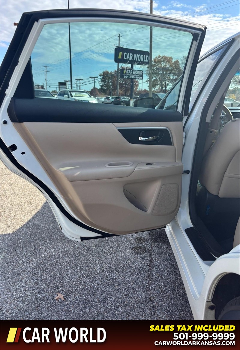 Nissan Altima Vehicle Full-screen Gallery Image 14