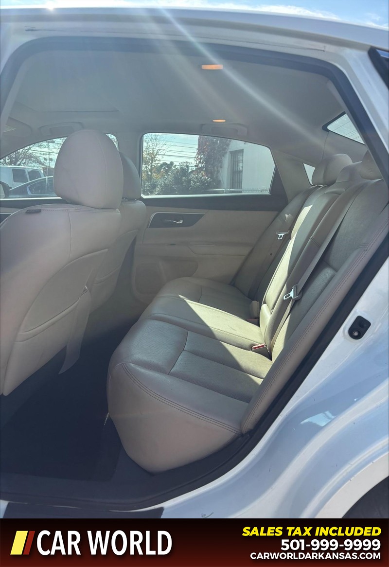 Nissan Altima Vehicle Full-screen Gallery Image 15